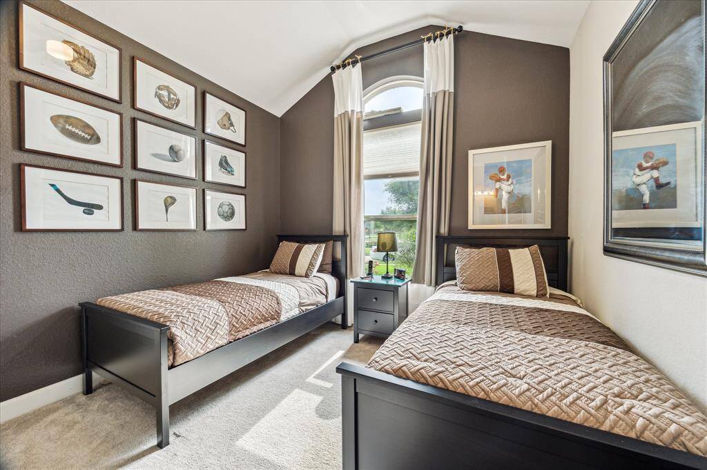 This two-tone color scheme has a sense of warmth and natural elegance.