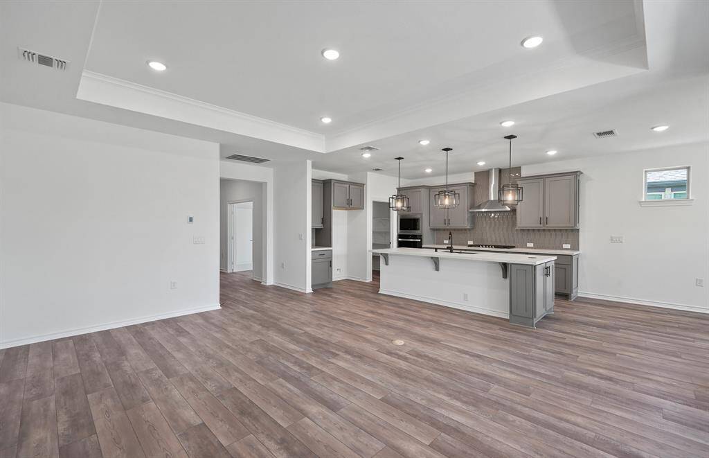 Photos are of a previously completed spec. See sales counselors for specific selections