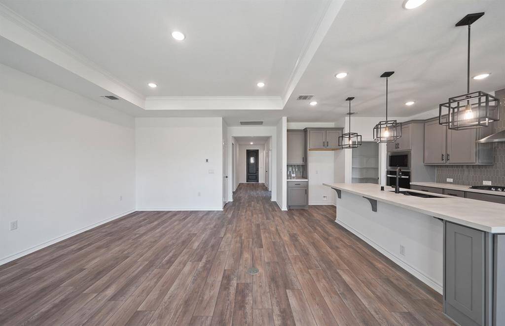 Photos are of a previously completed spec. See sales counselors for specific selections