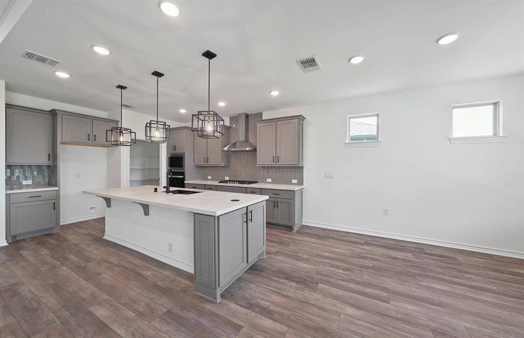 Photos are of a previously completed spec. See sales counselors for specific selections