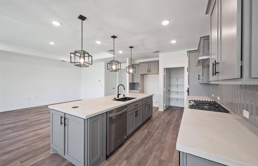 Photos are of a previously completed spec. See sales counselors for specific selections