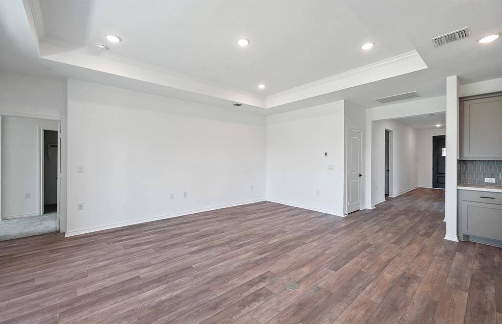 Photos are of a previously completed spec. See sales counselors for specific selections
