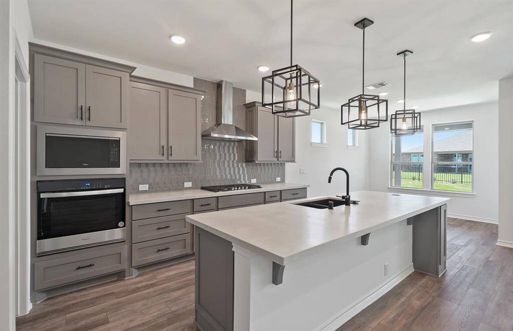 Photos are of a previously completed spec. See sales counselors for specific selections