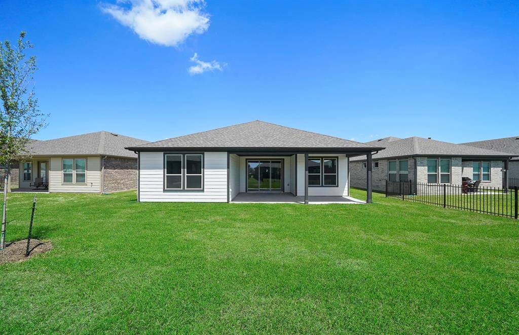 Photos are of a previously completed spec. See sales counselors for specific selections