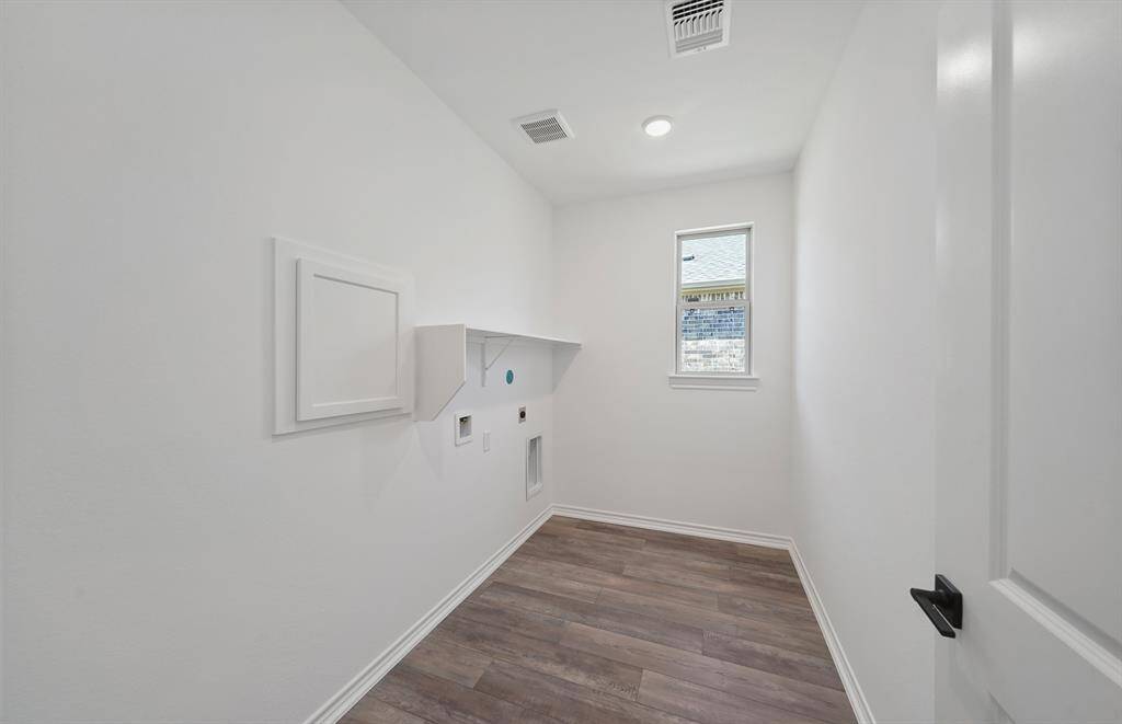 Photos are of a previously completed spec. See sales counselors for specific selections