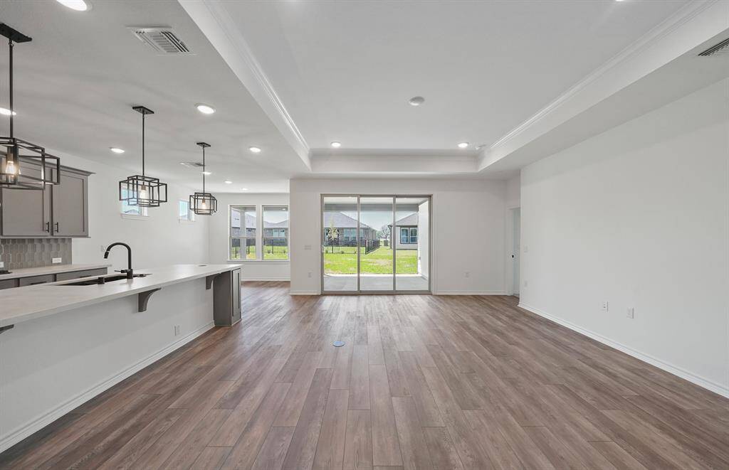 Photos are of a previously completed spec. See sales counselors for specific selections