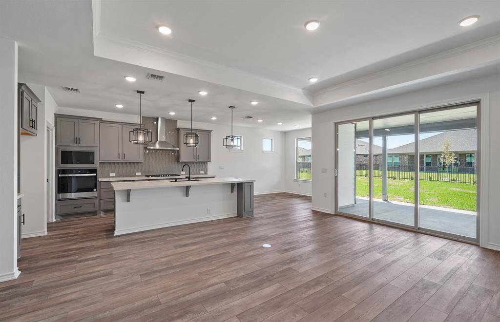 Photos are of a previously completed spec. See sales counselors for specific selections
