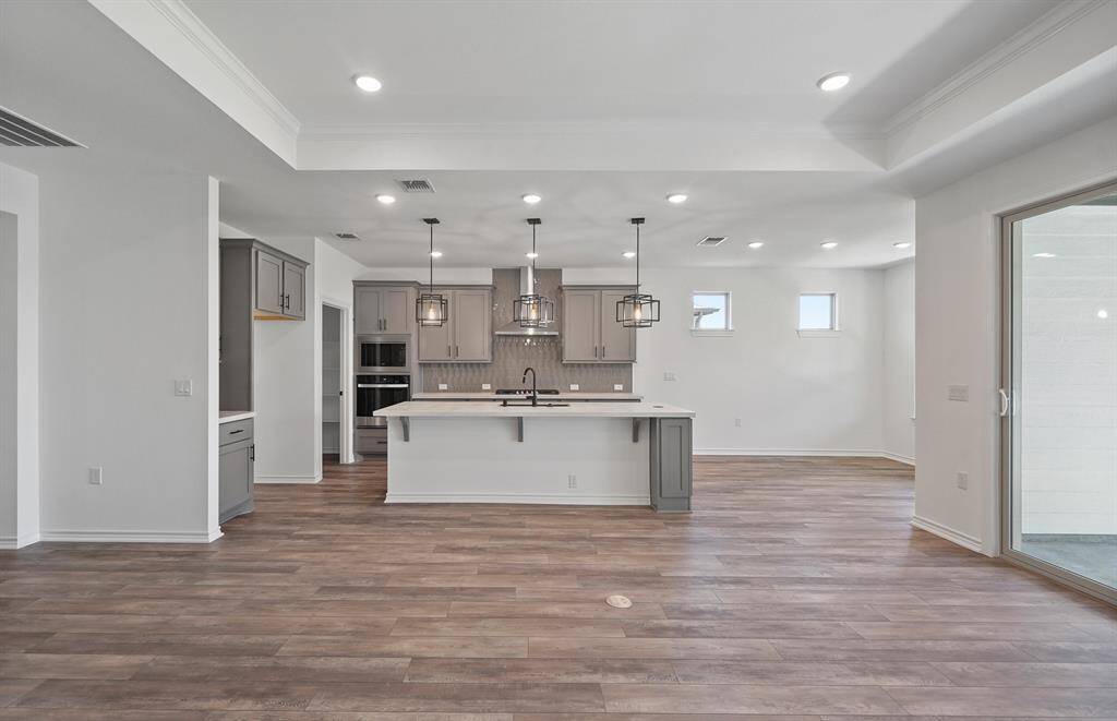 Photos are of a previously completed spec. See sales counselors for specific selections