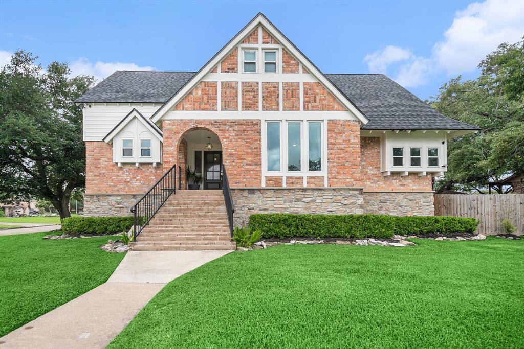 Beautiful curb appeal.