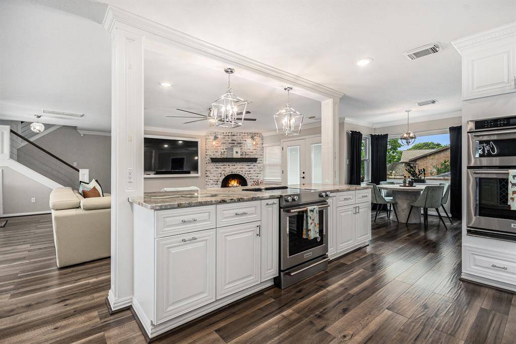 lLarge island with electric cooktop and 2nd oven.
