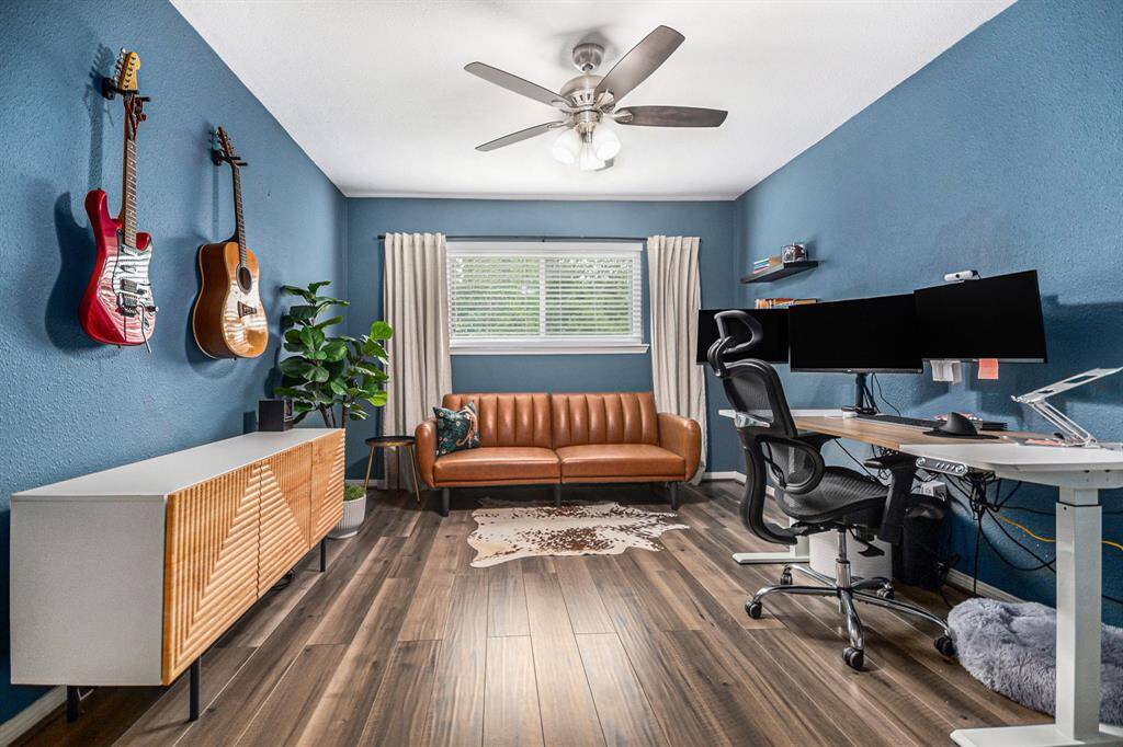 Another secondary bedroom