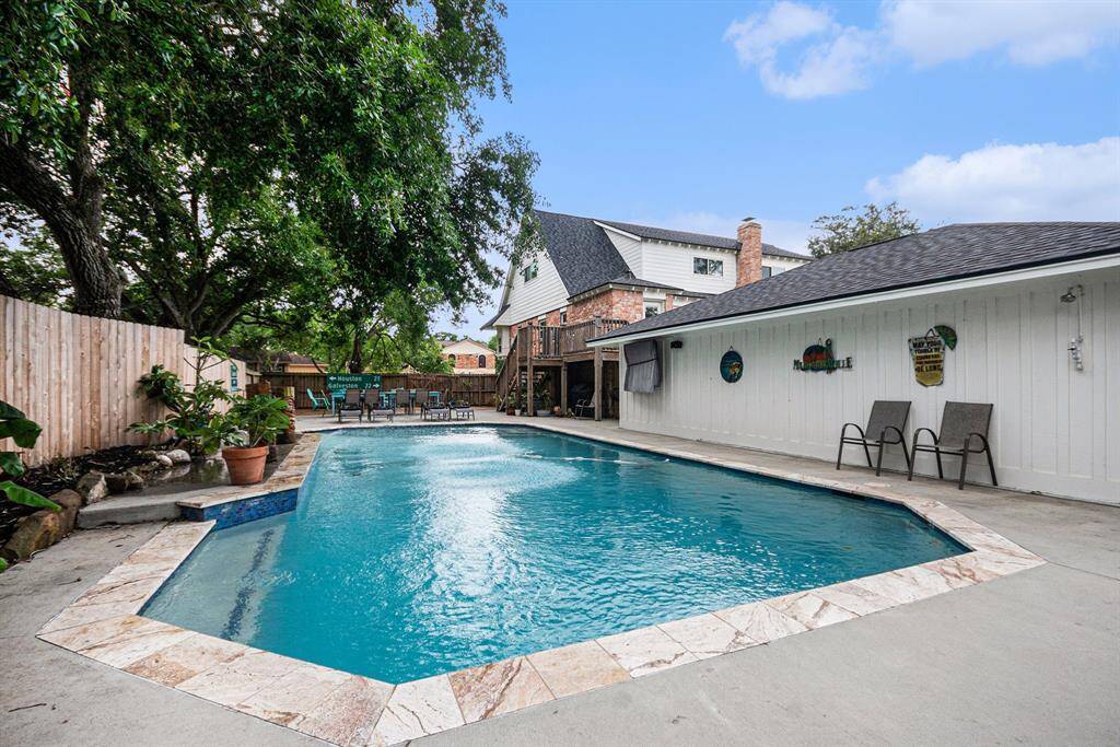 Large sparkling pool out back.