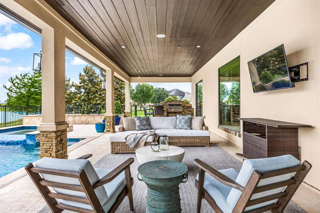 Wood-paneled ceilings, recessed lighting, and views of the lake. Designer furniture can be negotiated.