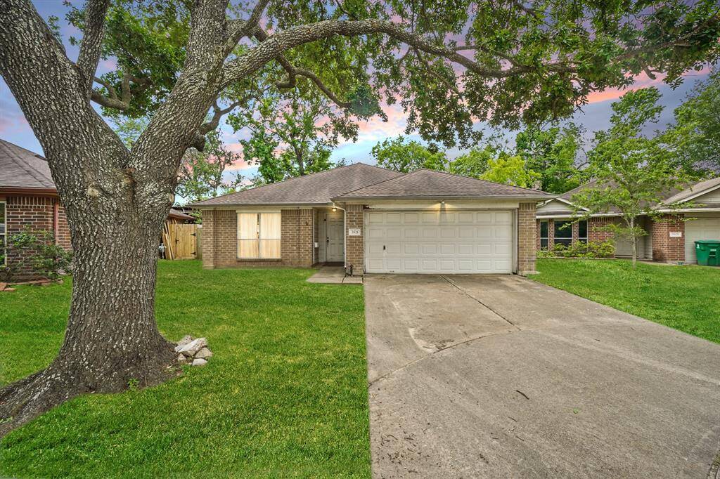 Welcome to 3521 Colleen Meadows Circle! This Cul-de-Sac home offers 1,717 sqft of living space, 3 bedrooms, 2 full bathrooms, a formal dining, and a kitchen that flows seamlessly into the living room.