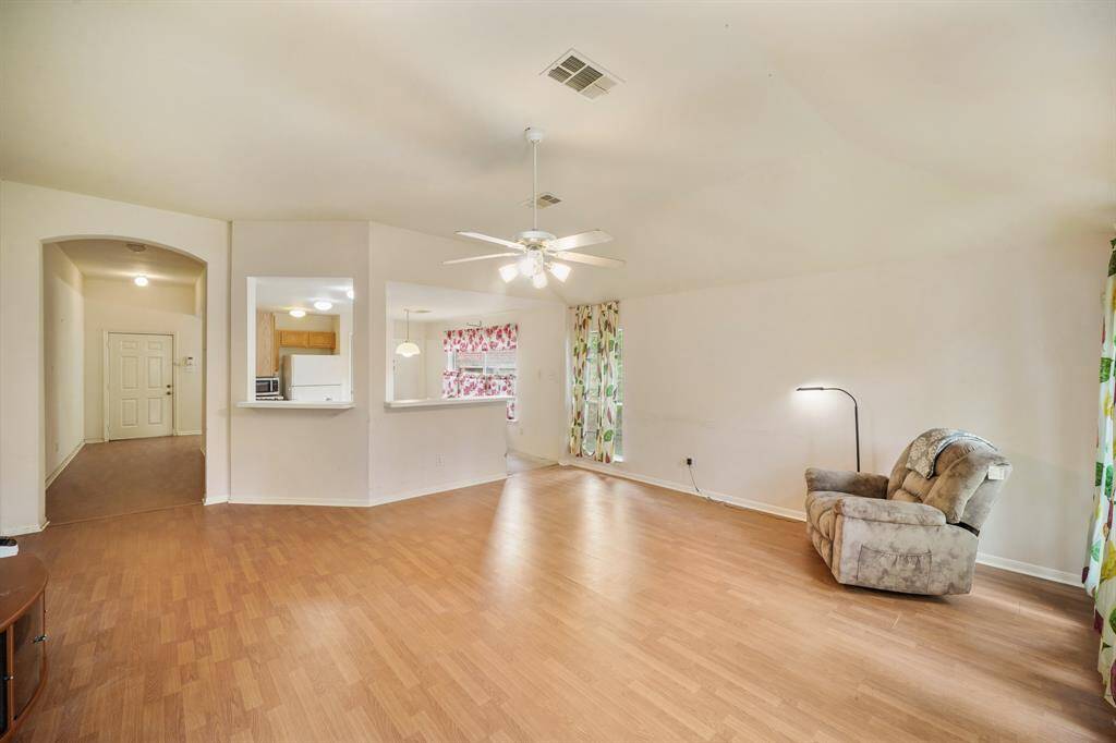 Fantastic floor plan, seamlessly connecting the living room with the kitchen.