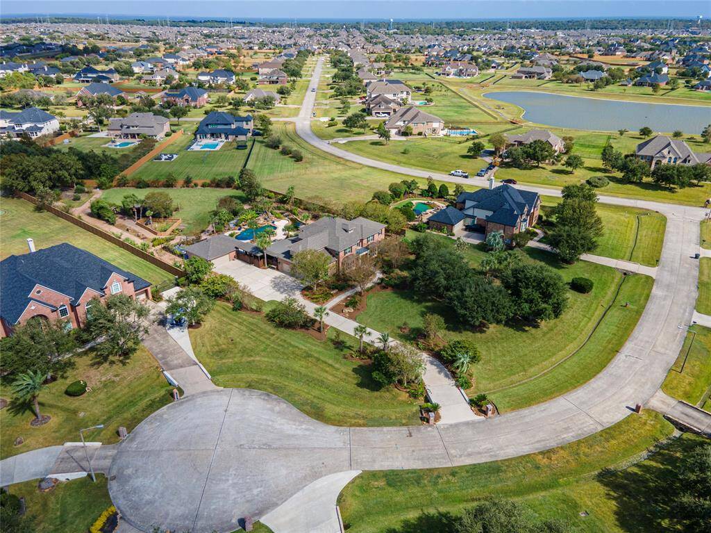 An Enviable Retreat That Will Excite and Inspire! Nestled on a quiet cul-de-sac in the prestigious Whispering Lakes Ranch, this highly sought-after gated community features over 62 acres of scenic lakes, walking trails, a neighborhood park, and community pool. Homes are set on expansive 1+ acre lots and zoned to the desirable Clear Creek ISD.
