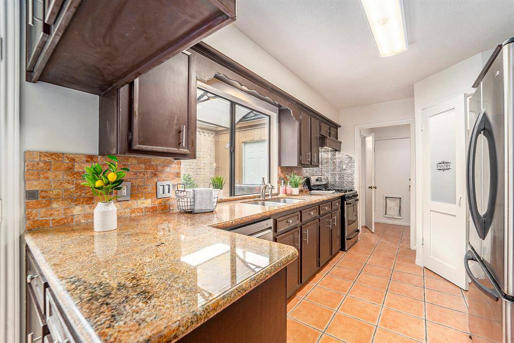The kitchen also includes a walk-in pantry, giving you tons of storage space for all your groceries, small appliances, and kitchen essentials.