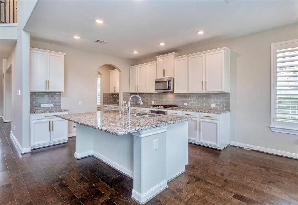 THIS PRISTINE KITCHEN IS A PERFECT PLACE TO PREPARE FAMILY MEALS!