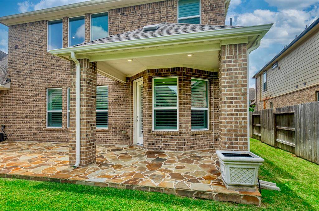 FLAGSTONE DECKING WITH COVERED DINING AREA