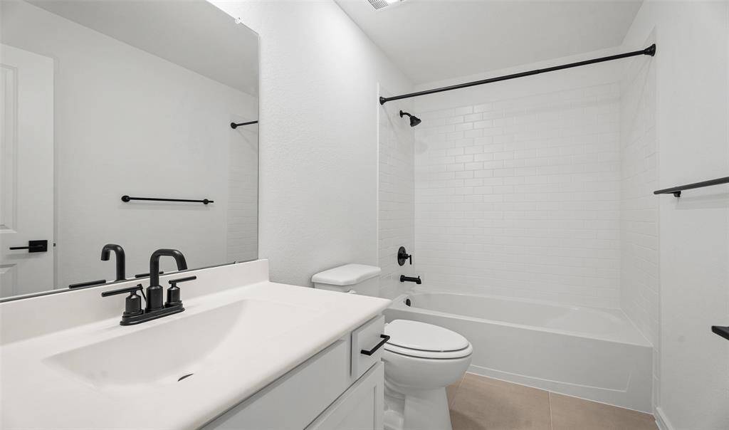 Hall bath (*Photo not of actual home and used for illustration purposes only.)