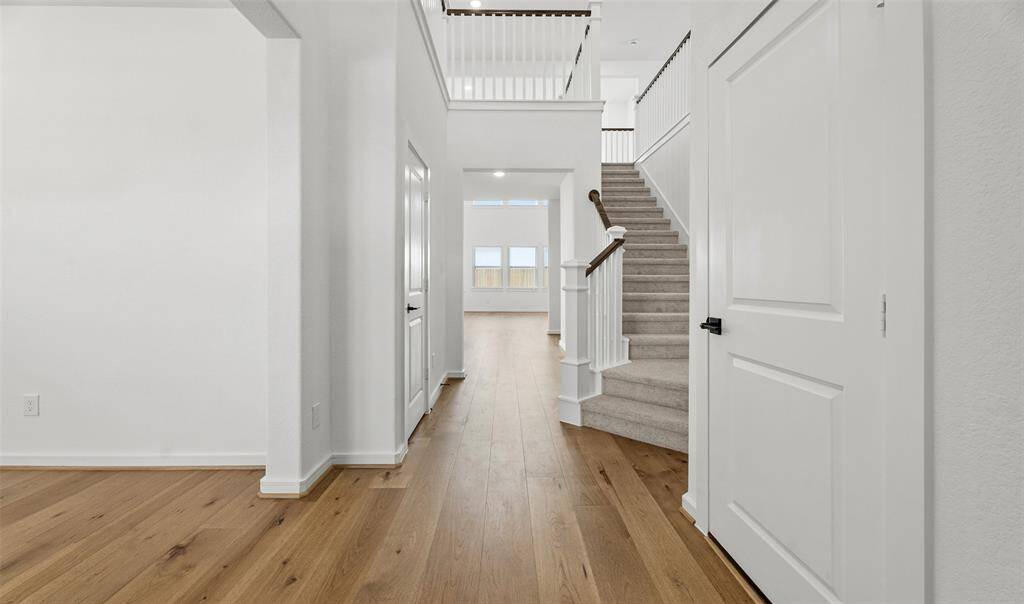 Welcoming foyer (*Photo not of actual home and used for illustration purposes only.)