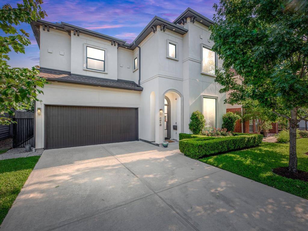 This captivating dusk view showcases the home’s modern design and impeccable landscaping, bathed in the golden hues of early evening light.