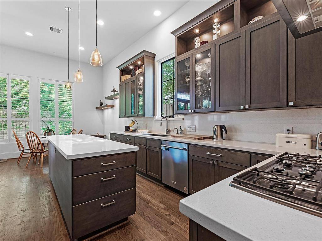Double oven and 6 gas burner stove make this a perfect cooking spot!