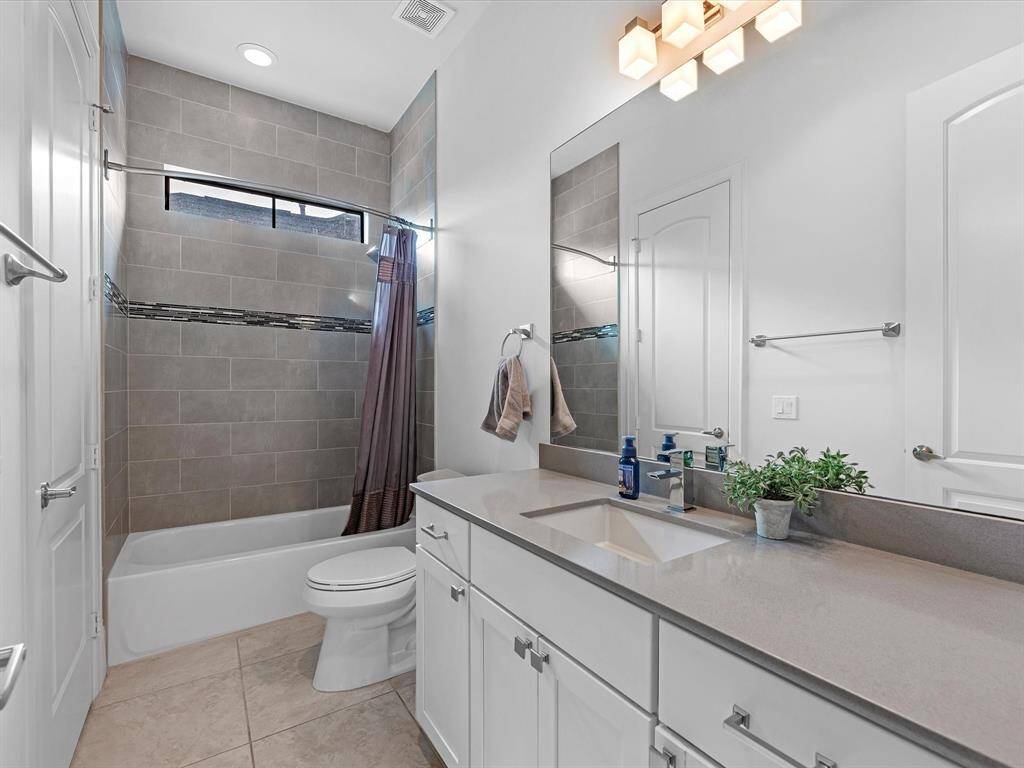 Tastefully designed en suite bathroom.
