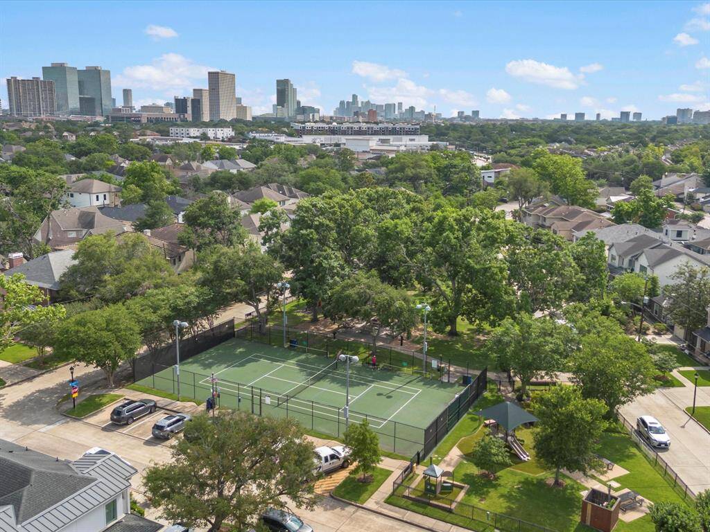 The location is minutes from Downtown, Rice Village, The Galleria while still having a lovely atmosphere.