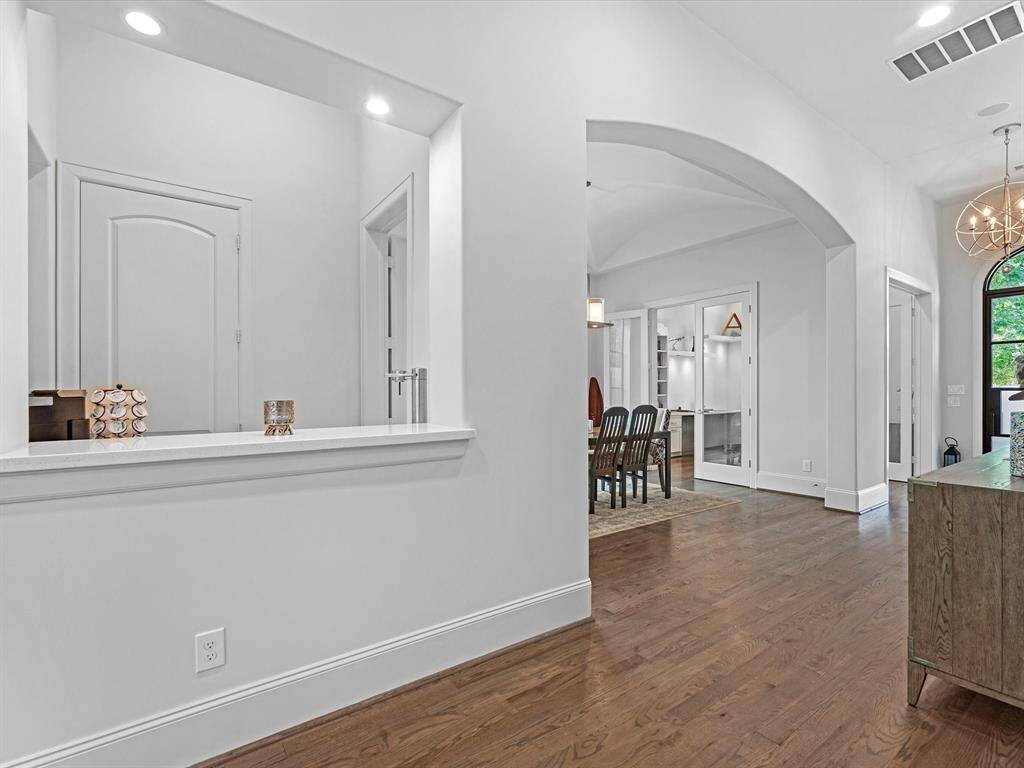 Very useful "Butlers Pantry" - perfect for entertaining.