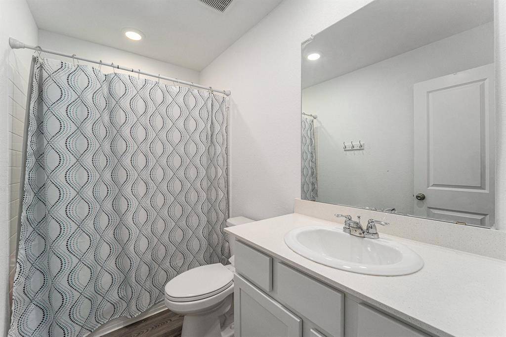 Guest Bath 2 Upstairs