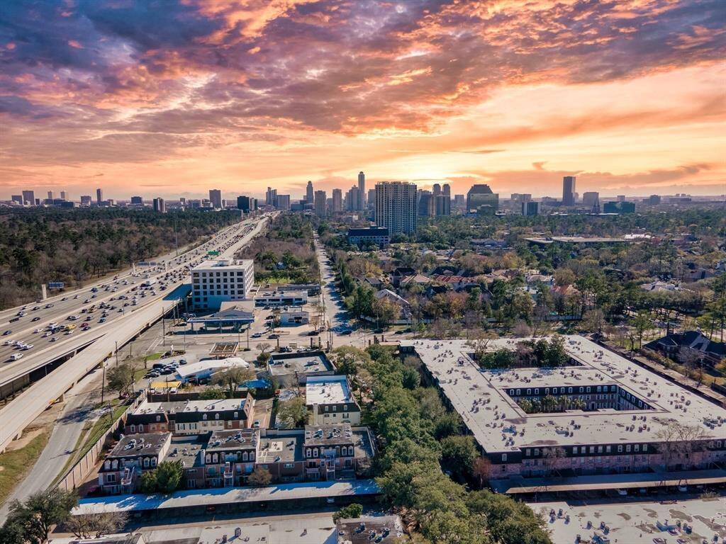 Enjoy proximity to Downtown Houston in your new townhome community. Welcome home!!