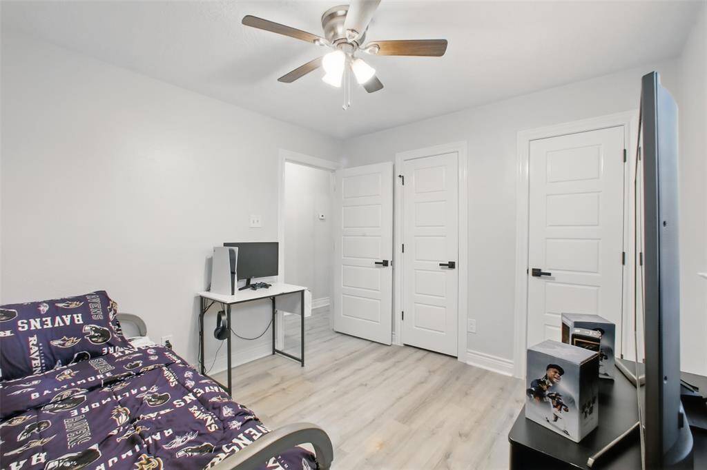 3rd Bedroom features 2 Closets