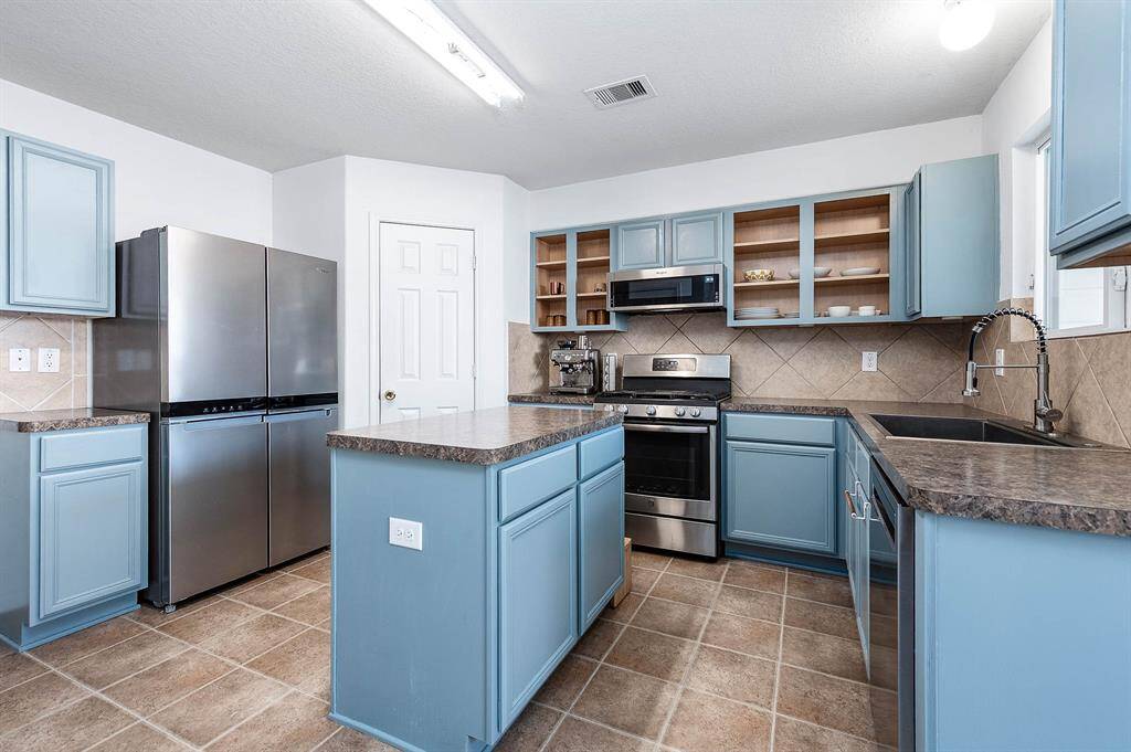 Stainless Steel Appliances. (FRIDGE NOT INCLUDED)