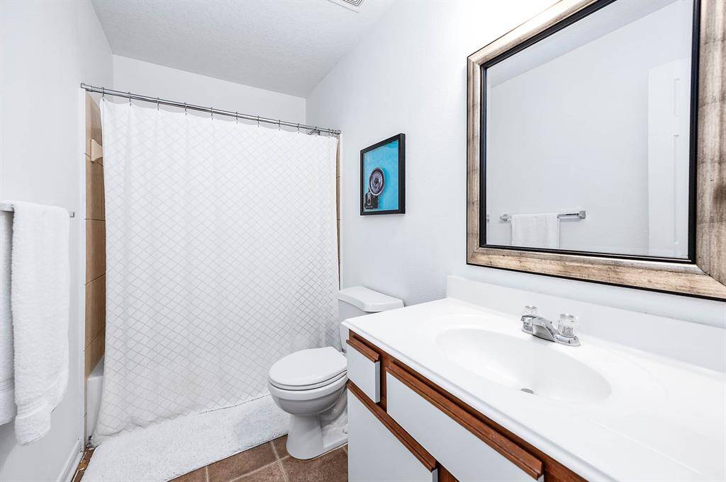 Secondary Bathroom.