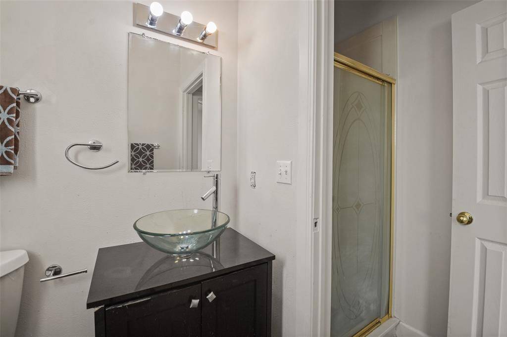 Full guest bathroom.