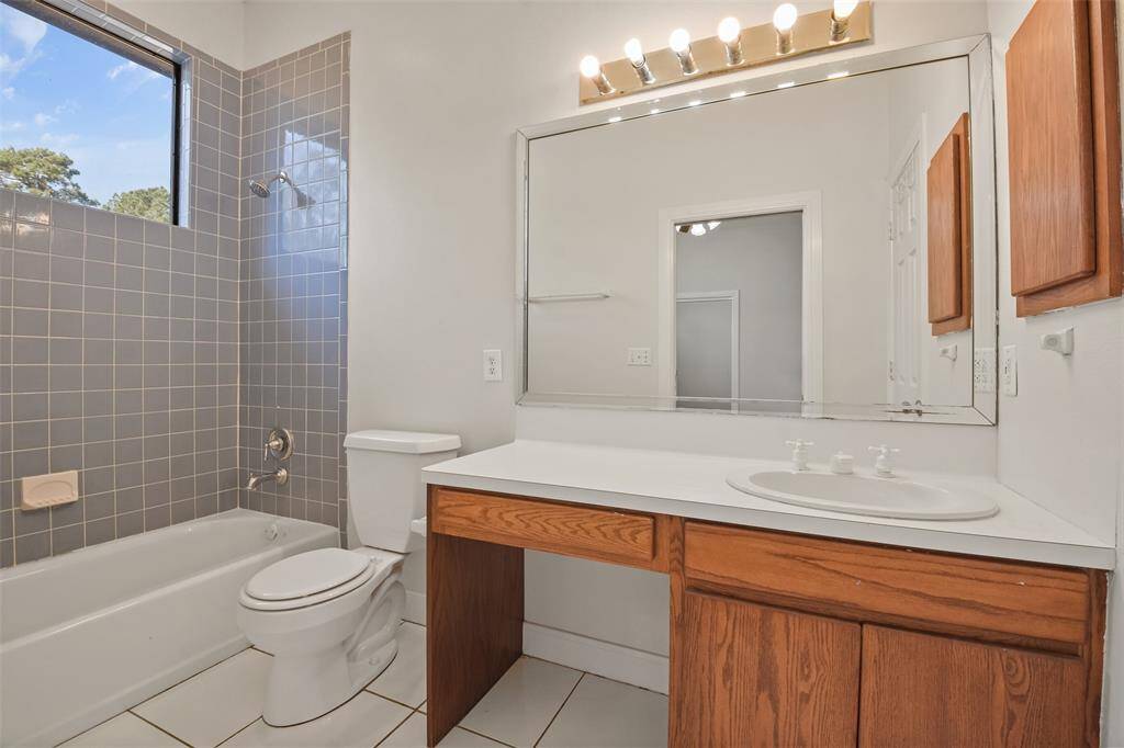 Full guest bath.