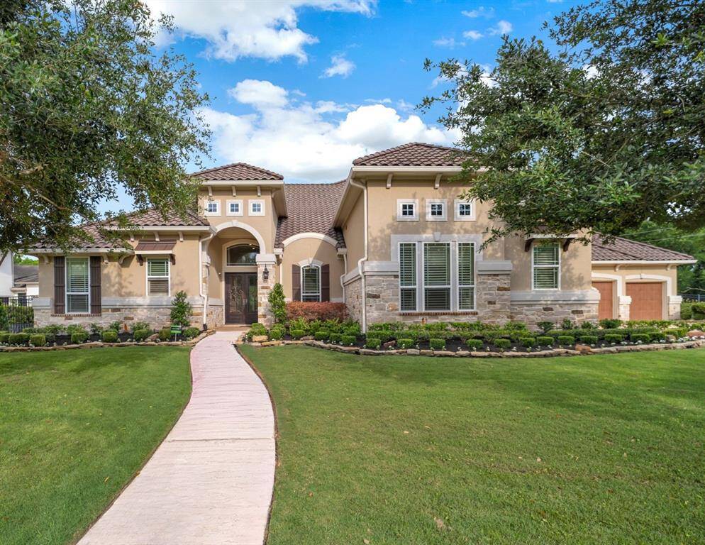 Welcome to Tillbuster Ponds, a very exclusive gated community with only 10 homes in Avalon at Riverstone. This stunning property is located at the end of the street on the cul de sac, so it boasts maximum privacy without sacrificing access to Sugar Land and Houston.