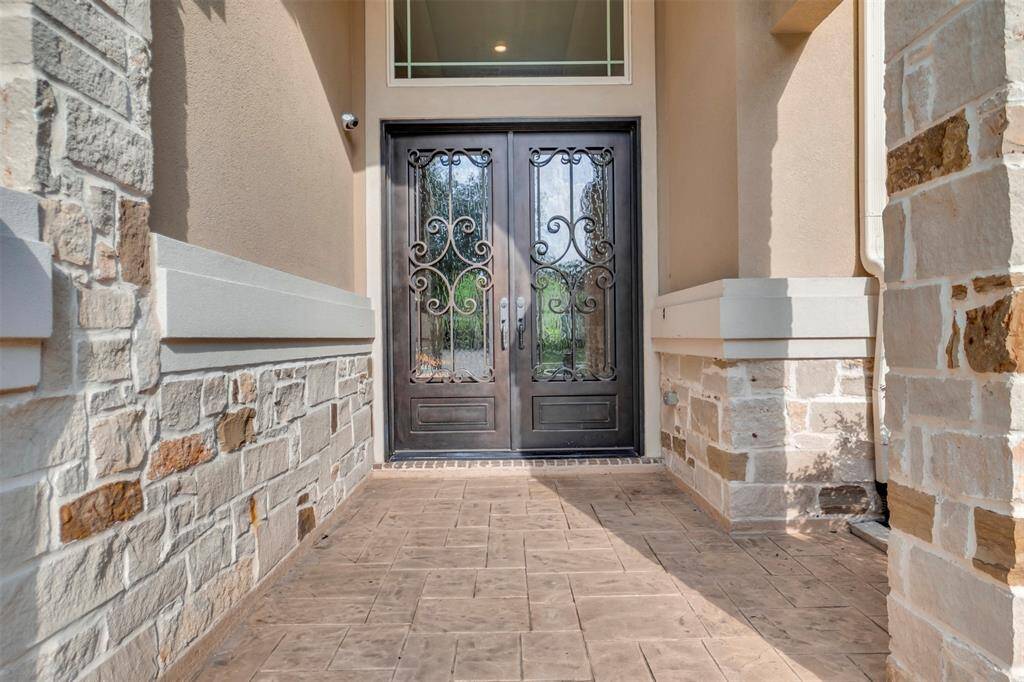 Welcome home to your private sanctuary in the heart of Avalon at Riverstone.  The covered front porch greets your guests in style and keeps your amazon packages safe from the weather.