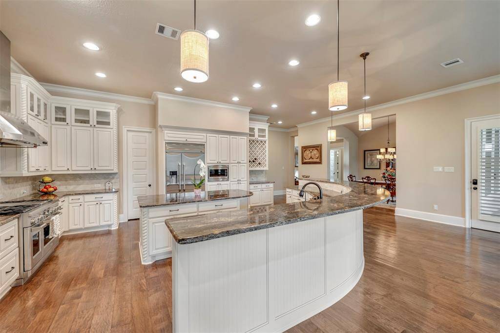 BOOM! Here it is--the kitchen of your dreams! Immaculate condition, built in designer appliances, gleamng floors, plenty of cabinetry and countertops galore!