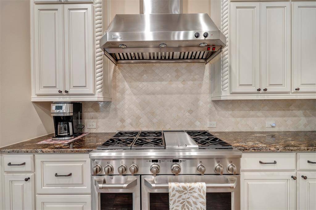 Designer double oven with 6 gas burners and a griddle makes meal prep a breeze. You'll love the "cookie oven" for quick baking or small dishes and the full size oven for multi rack and larger scale projects.