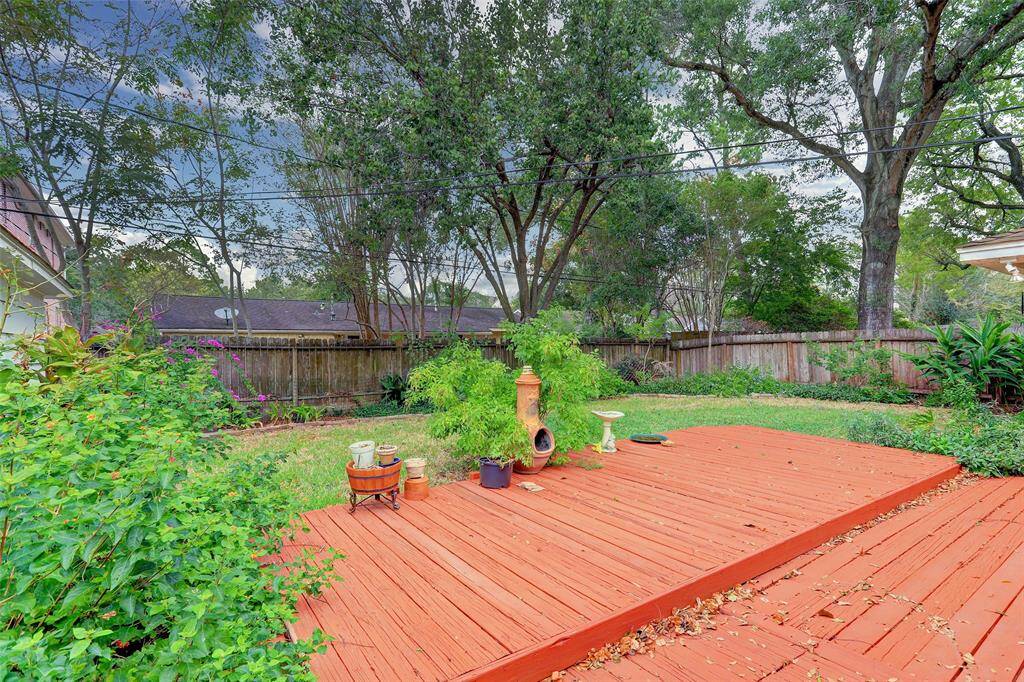 Beautiful backyard deck great for gatherings.