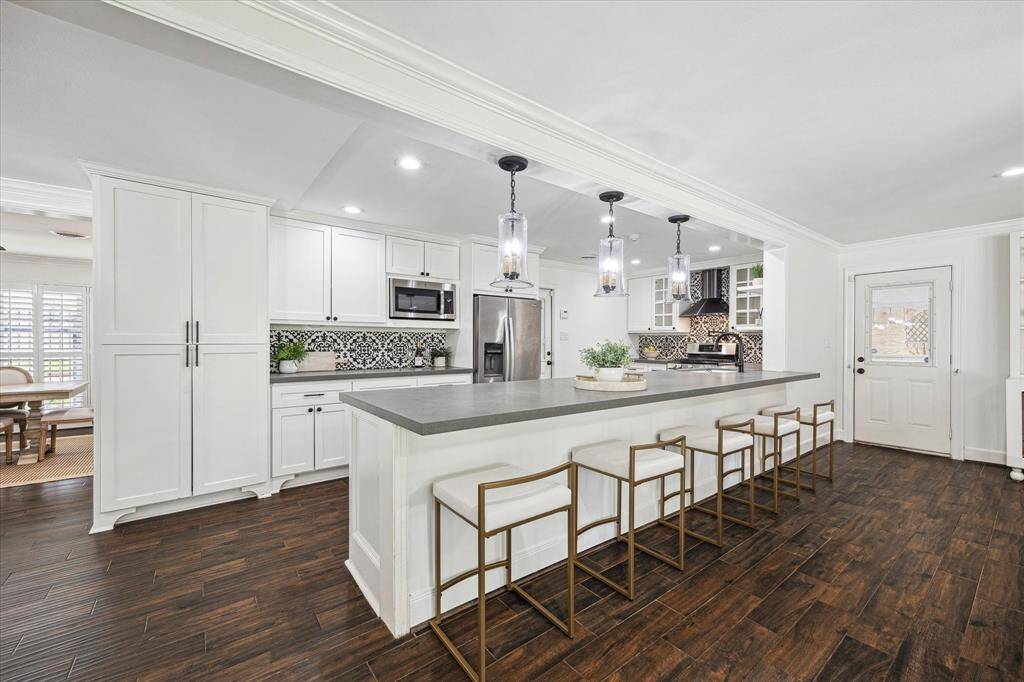 The large breakfast bar has plenty of seating for 5.