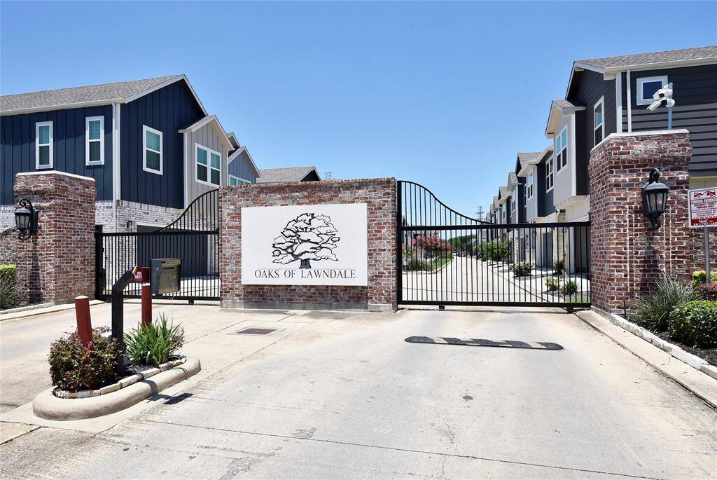 This home is located in a gated community in the vibrant EADO area, east of downtown, with convenient access to the University of Houston, the Med Center, Metro Rail, sports venues, and dining options.