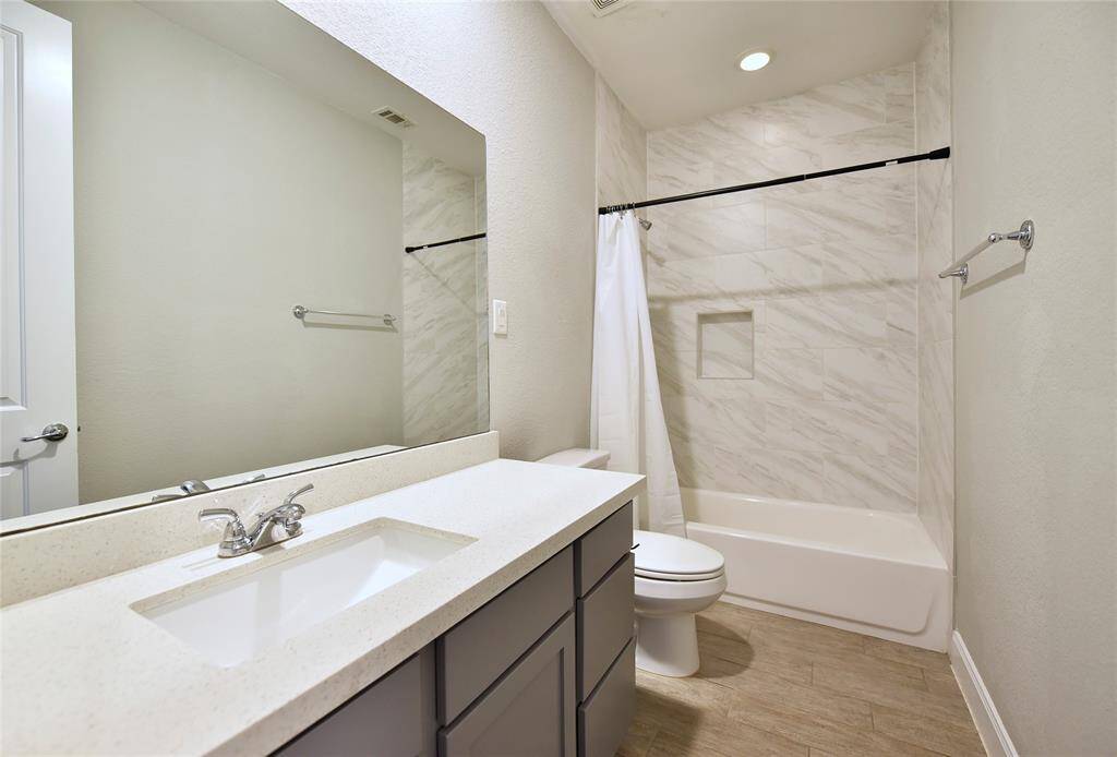 Hall Bath located on 3rd Floor.