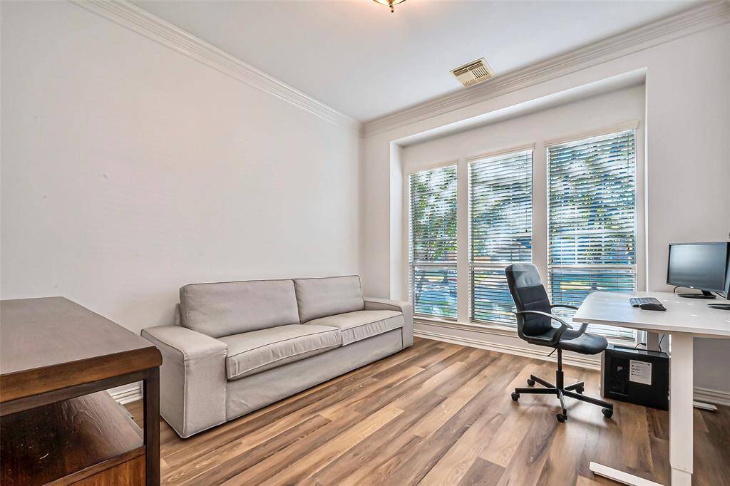 The office/study offers a great work space!
