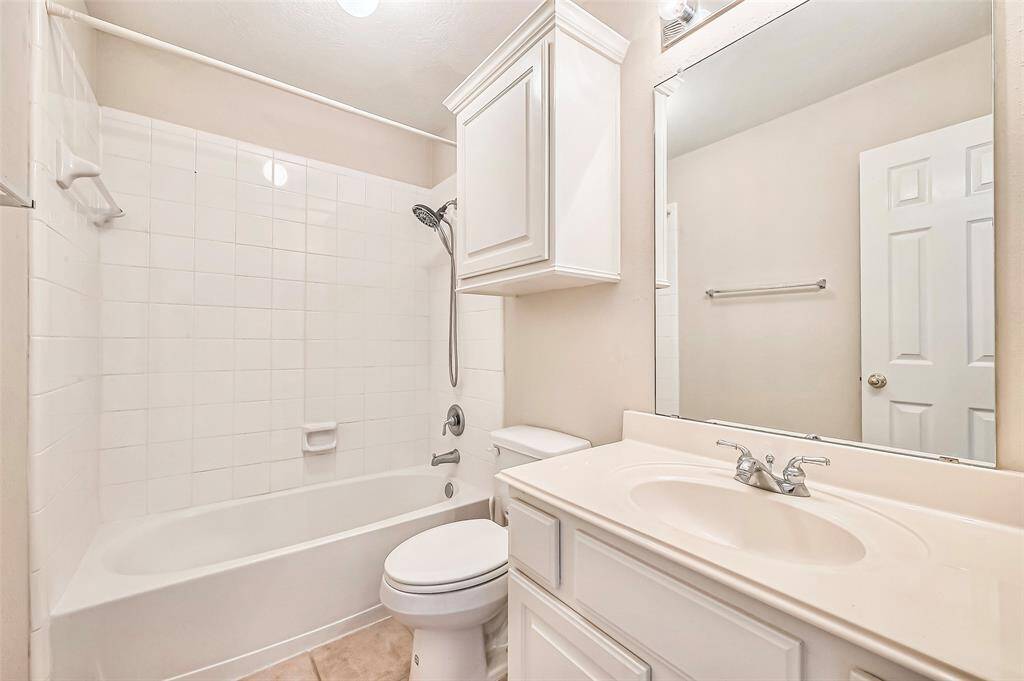 Secondary guest bathroom