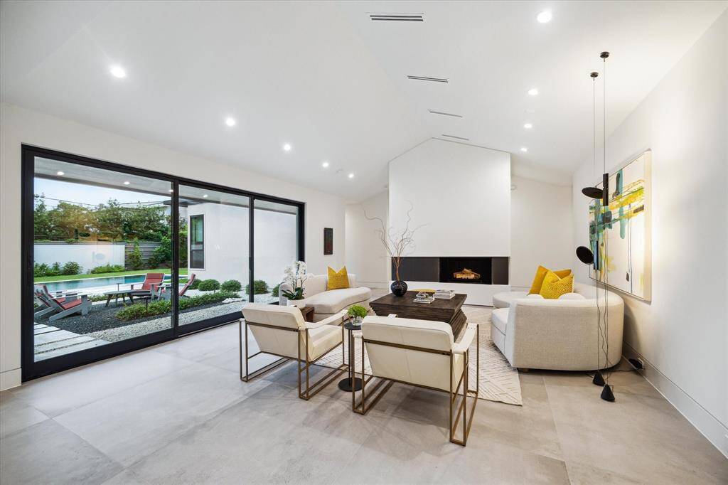 This residence features exquisite finishes and exceptional craftsmanship, evident in every meticulously considered detail. The seamless blend of comfort and style enhances the ambiance, creating an inviting and sophisticated atmosphere.