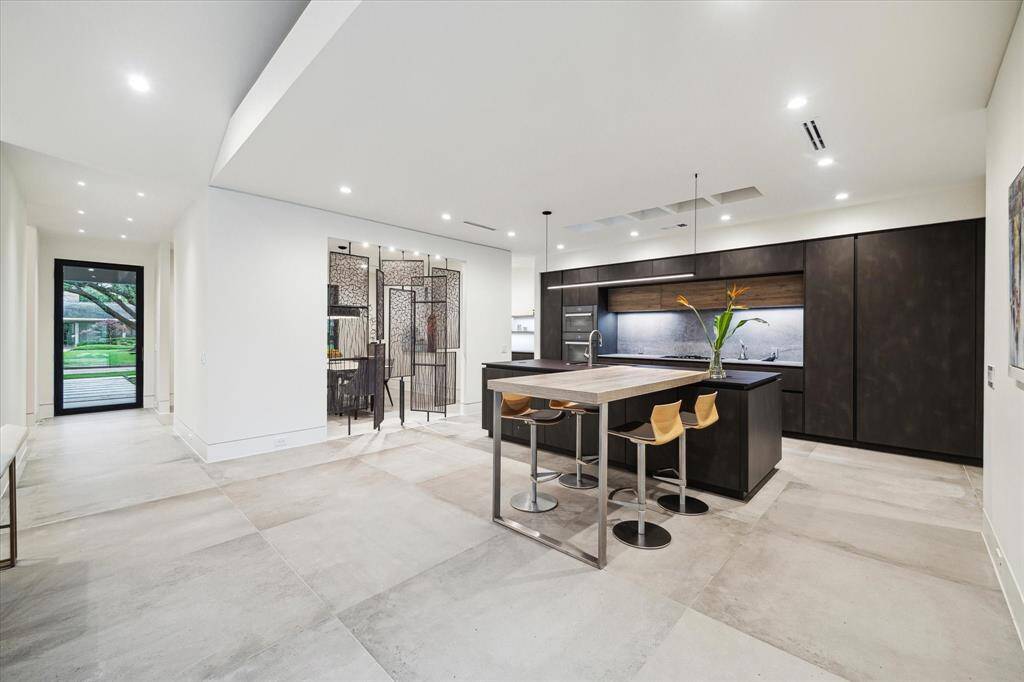 Experience sophistication and top-notch quality with MIELE appliances: a 36" 5-burner gas cooktop, a 24" XL compact combi-steam oven, a 36" MasterCool™ refrigerator, an 18" MasterCool™ freezer, a built-in vent hood, built-in dual-zone wine storage, and a dishwasher with AutoDos.