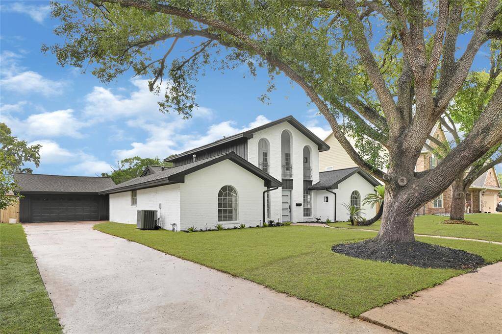 Side angle with driveway